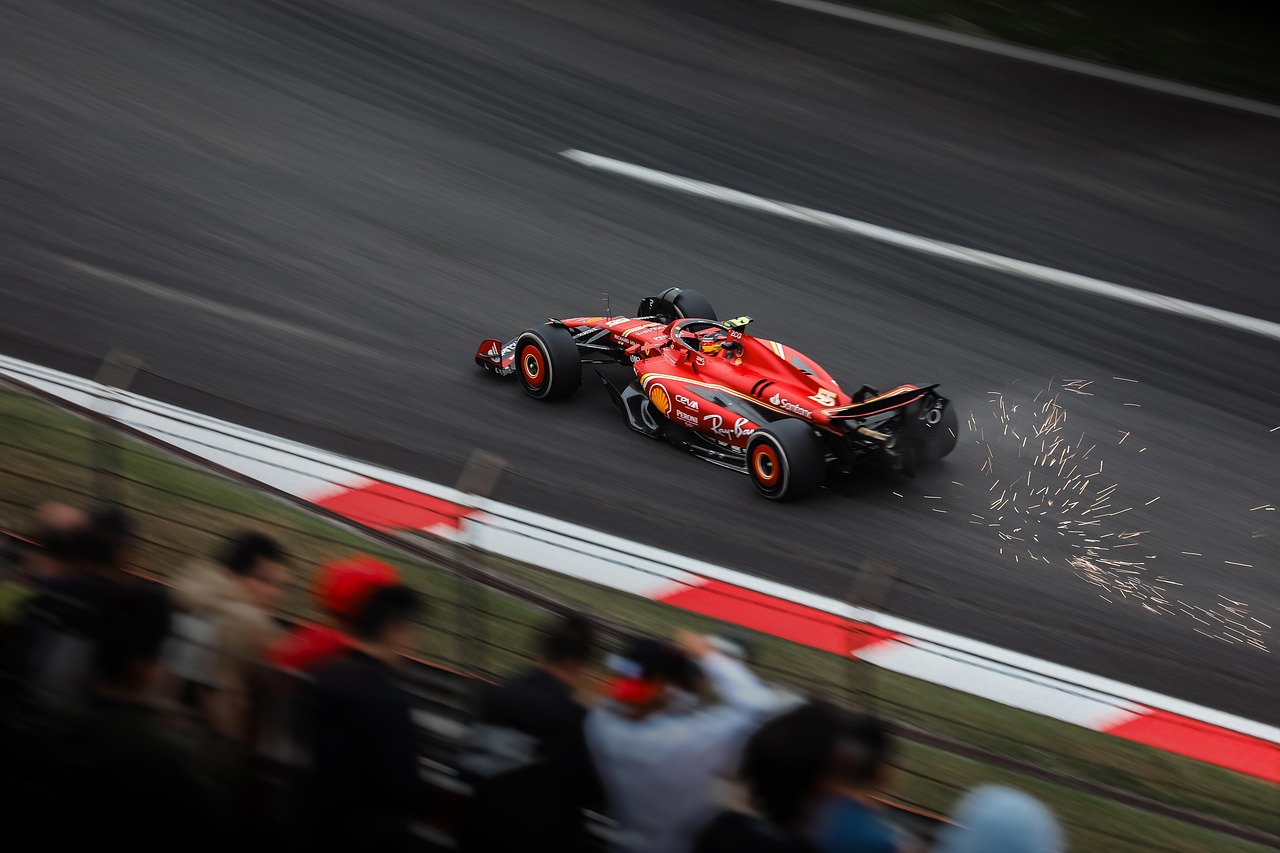 En röd Ferrari Formel 1-bil under körning på en racerbana.