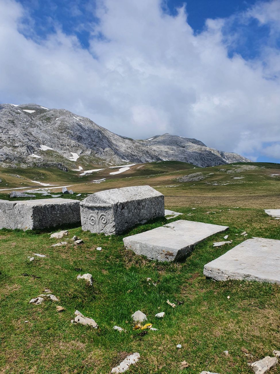 Historiska gravstenar av sten på en grön äng i Bosnien och Hercegovina.