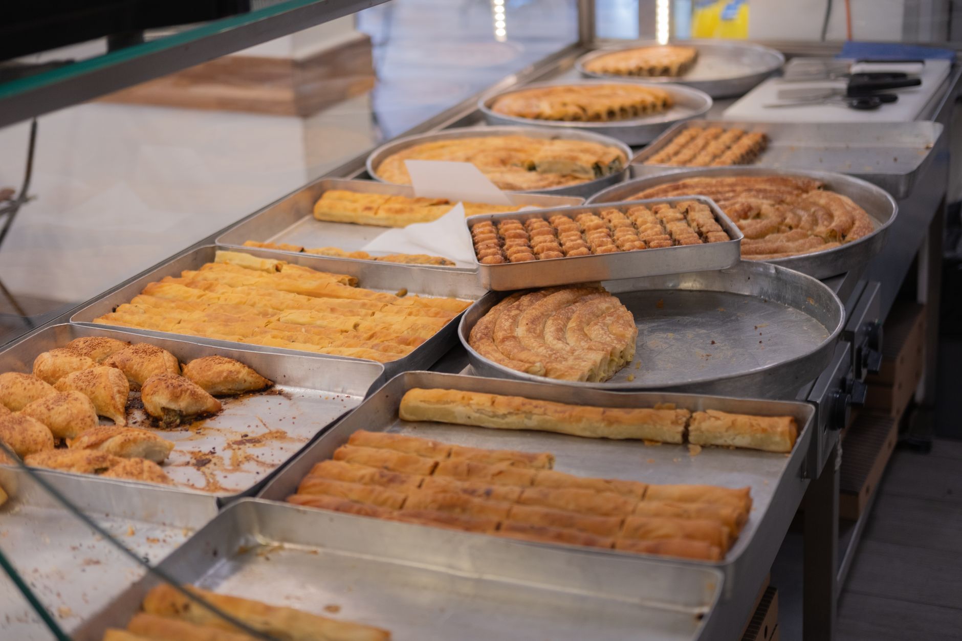Tacne s burekom, baklavom i drugim pecivima u pekari.