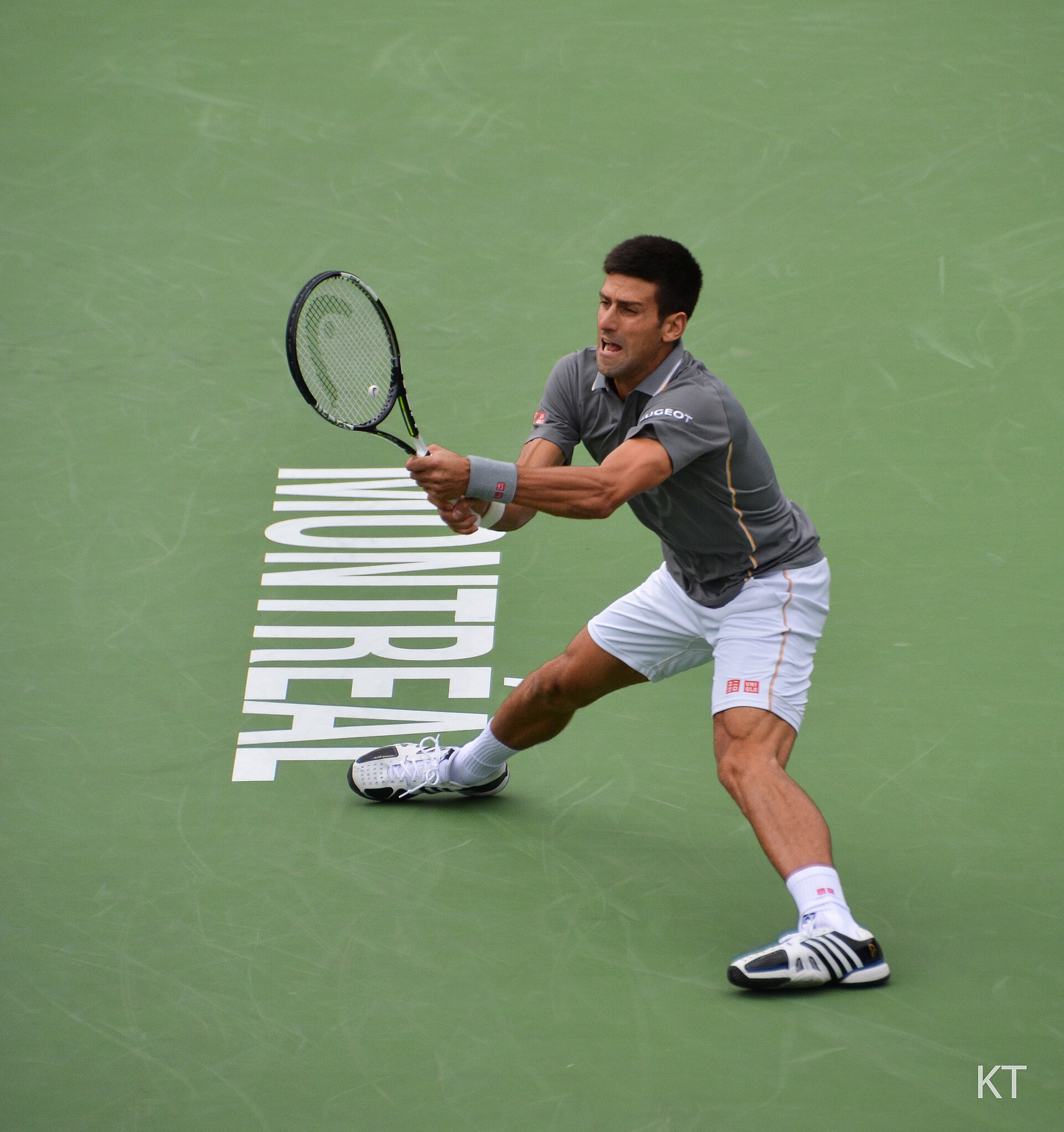 Novak Djokovic na teniskom terenu.