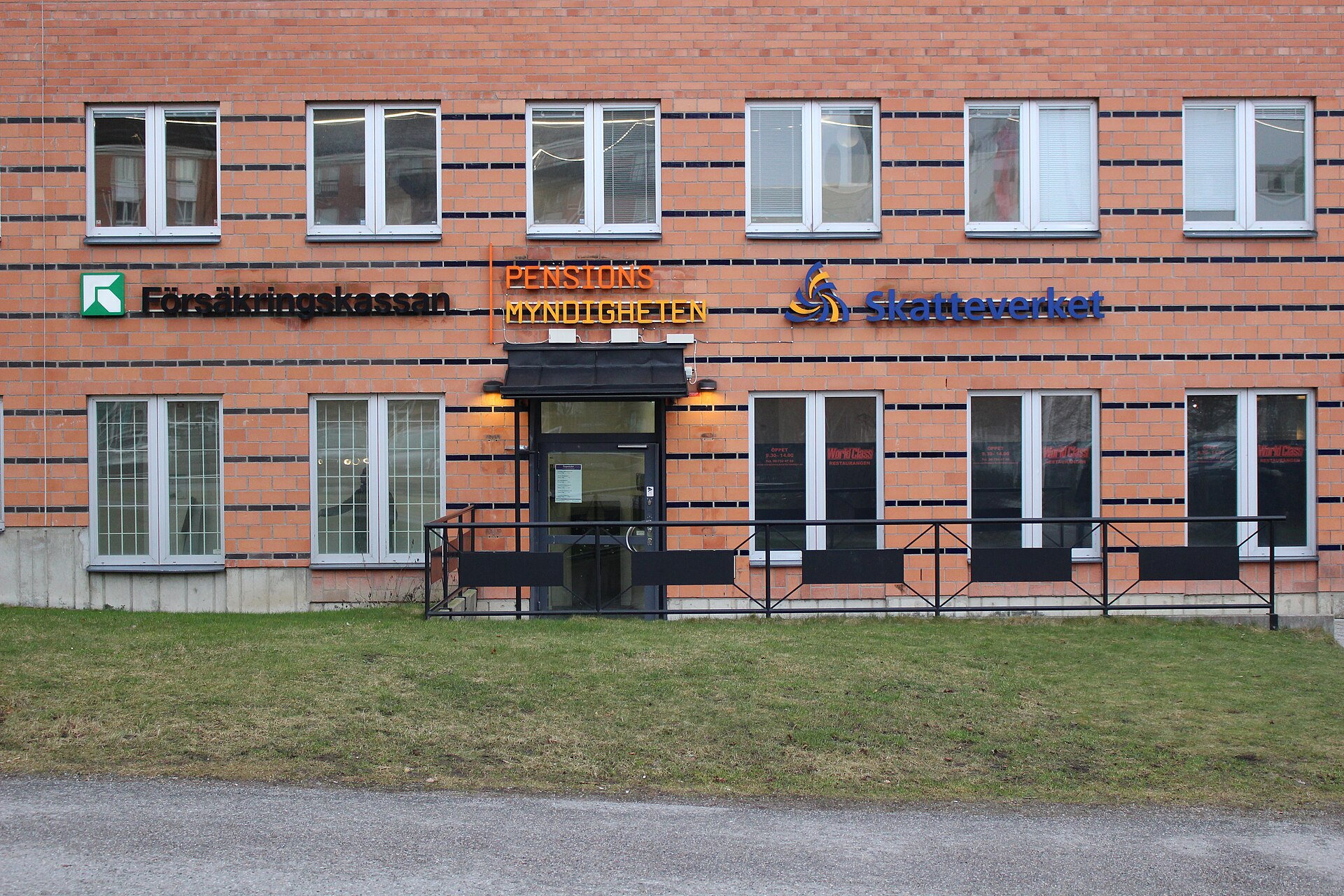 Natpisi Försäkringskassan, Pensionsmyndigheten i Skatteverket na poslovnoj zgradi u naselju Kista.