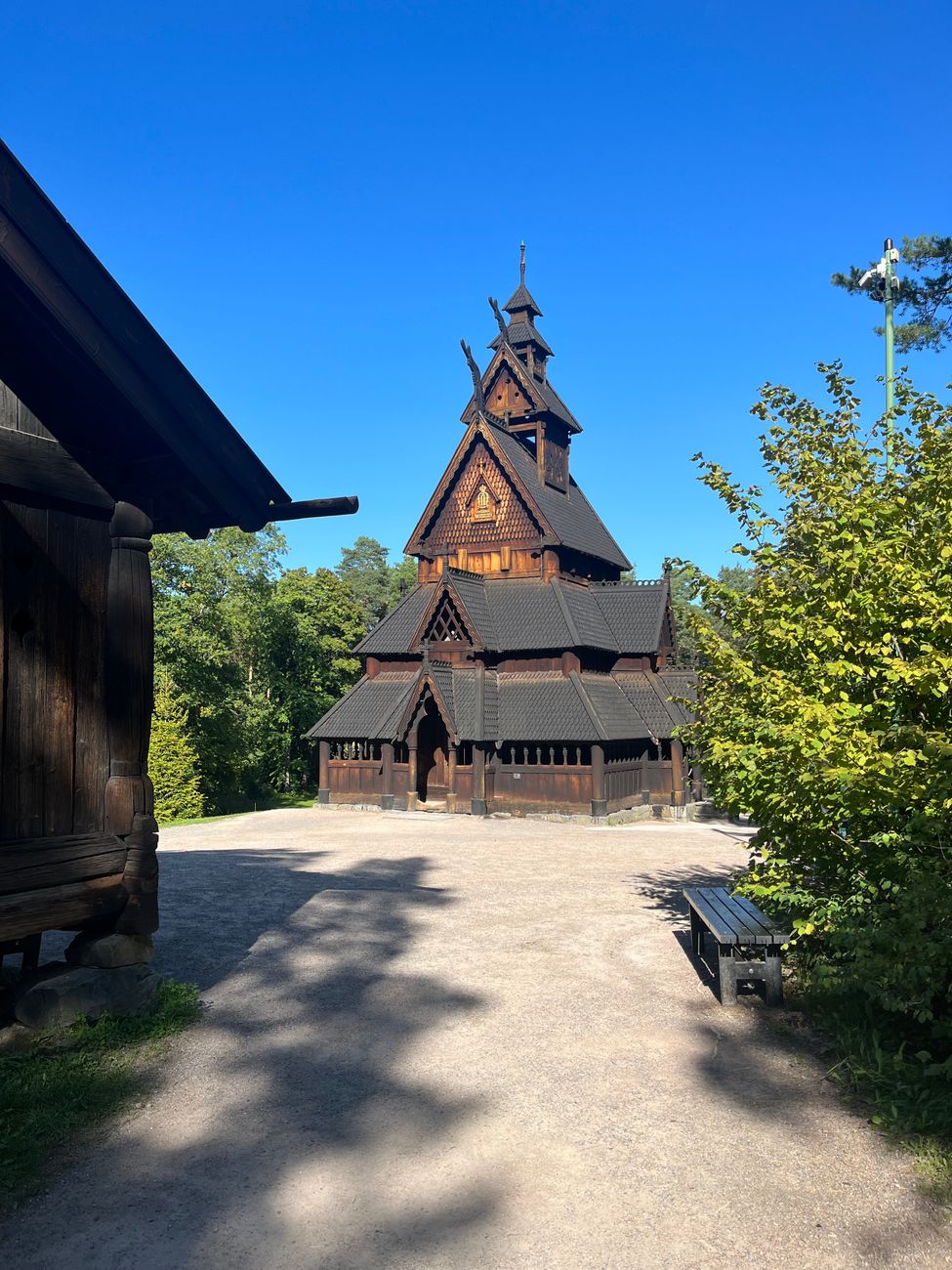Gols stavkyrka i trä på Norsk Folkemuseum i Oslo en solig dag.