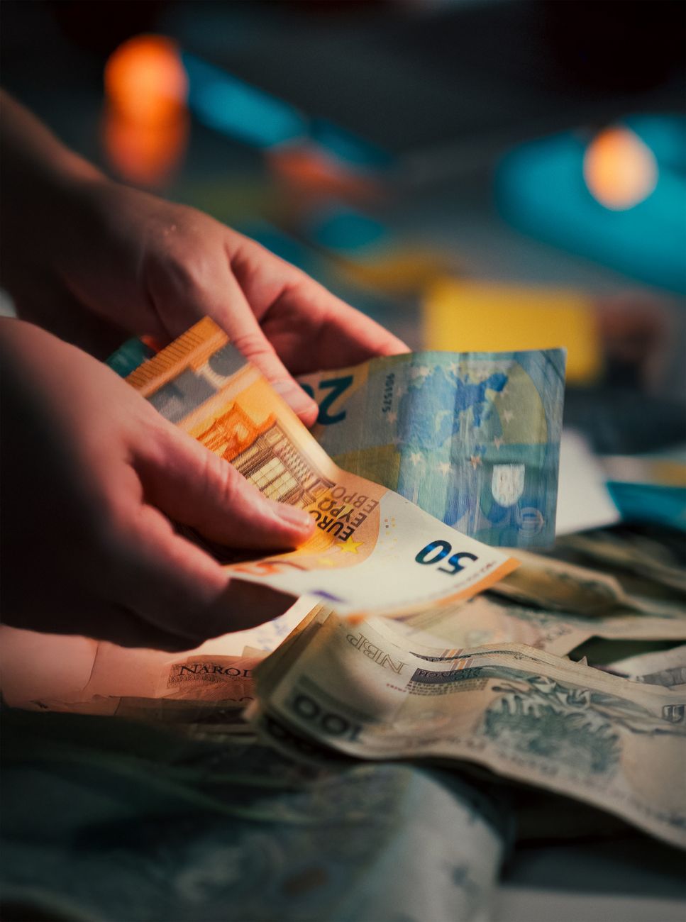 Närbild på händer som räknar sedlar i euro.