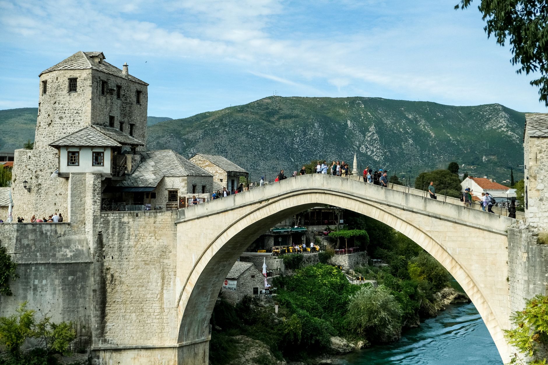 Stari Mosts stenvalv över floden Neretva i Mostar.